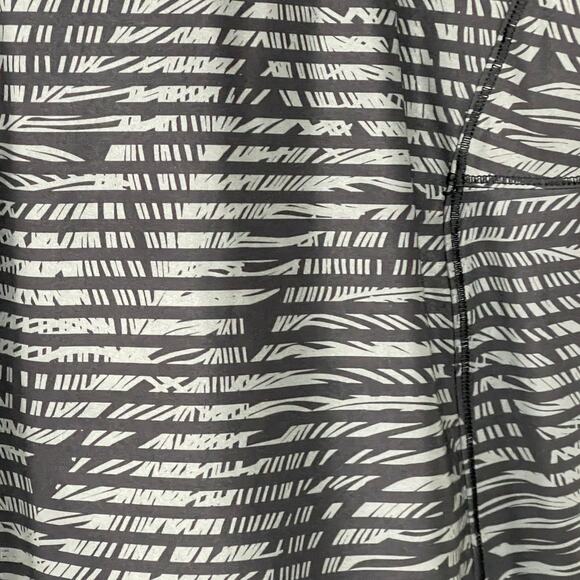 LULULEMON RUNNING IN THE CITY TANK STRIPE  BLACK GRAY MESH BRA top size 6 - Picture 3 of 6